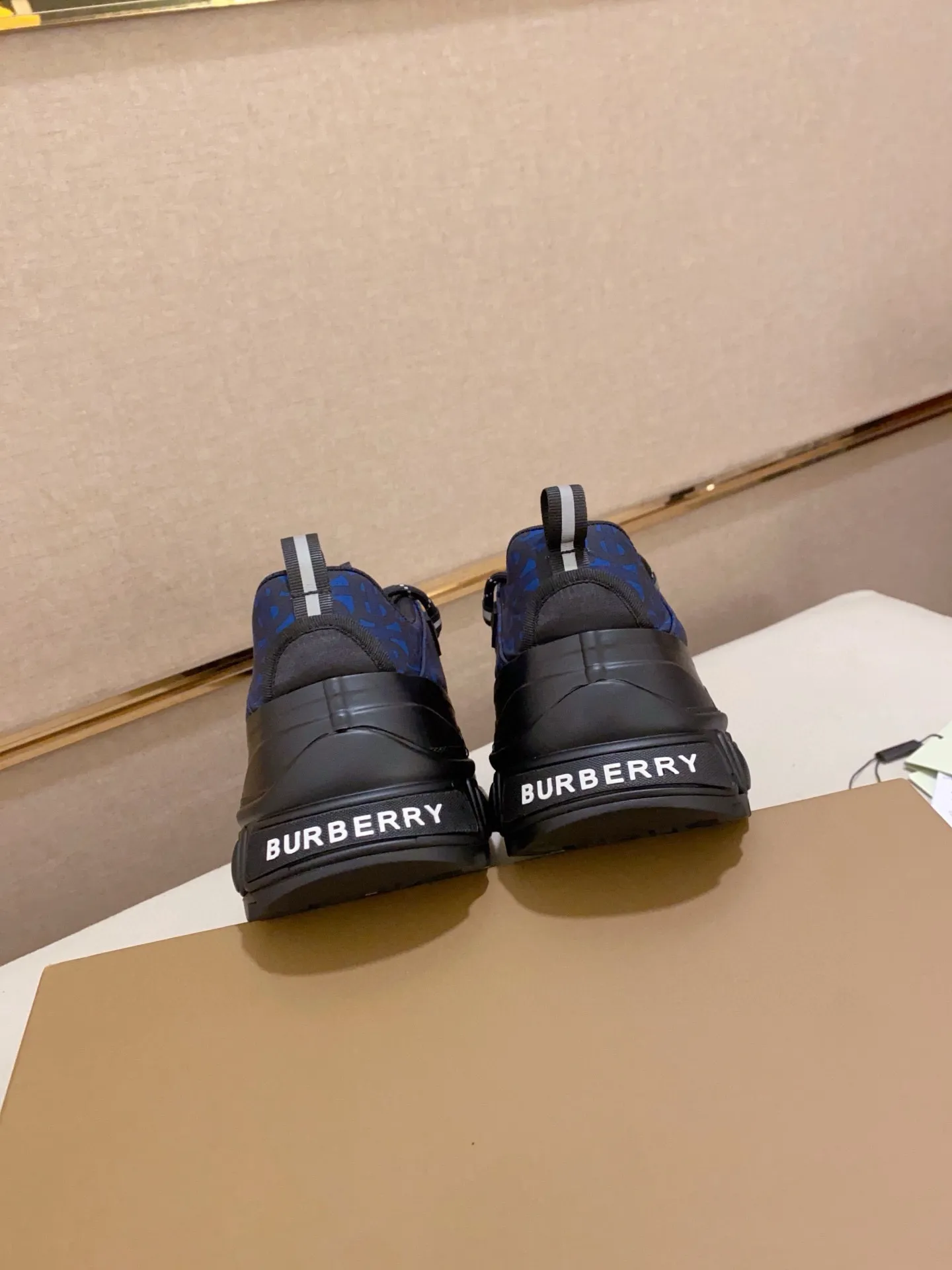 Men's shoes 💰: 640💰🇮🇹🇮🇹BURBERRY's top purchasing agents are available simultaneously at the counter. 🔍🔍Synchronized sales. Positive code number: 38-46. Italian imported cowhide, fully imported sheepskin lining, sole: original sole provided by the original factory, exclusive movable molded sole, super comfortable, original factory follow-up goods, 🔍🔍high quality, you can enter and exit the counter at will, welcome to compare